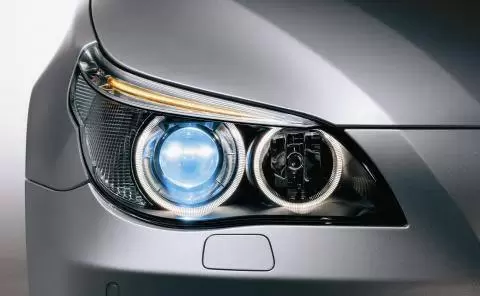 Projector vs. Reflector Headlights: What's the Difference?